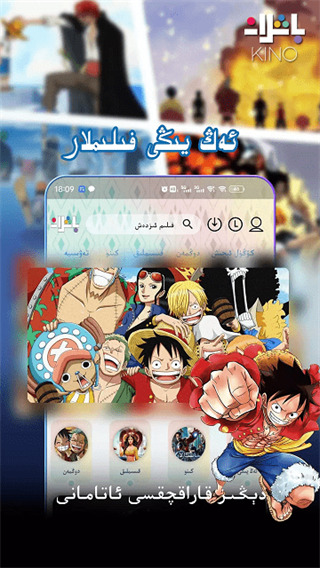 猫咪蹲在书架顶俯瞰房间的壁纸